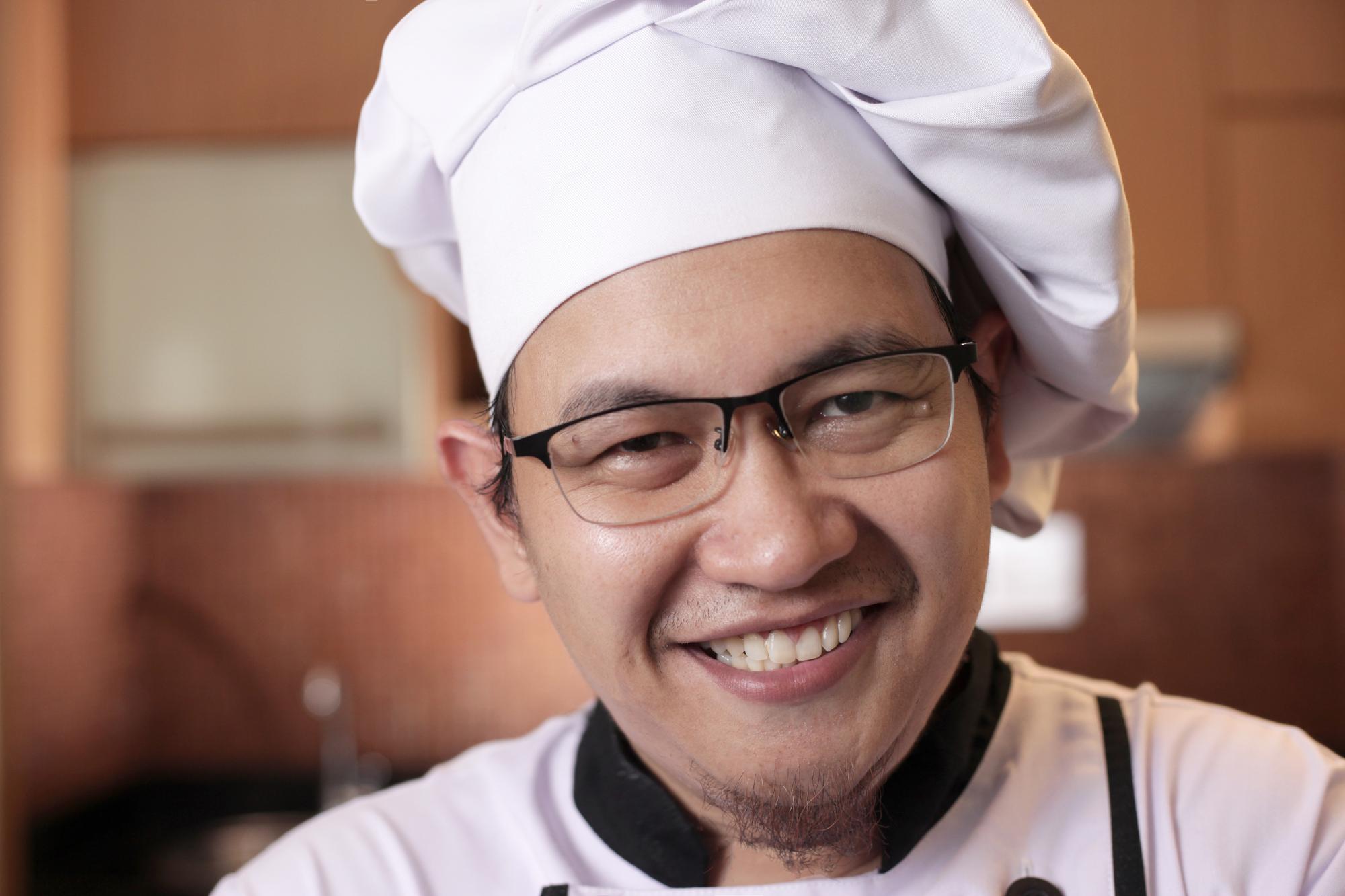 Fotografia di chef che insegna in video